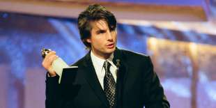 tom cruise restituisce i golden globe vinti