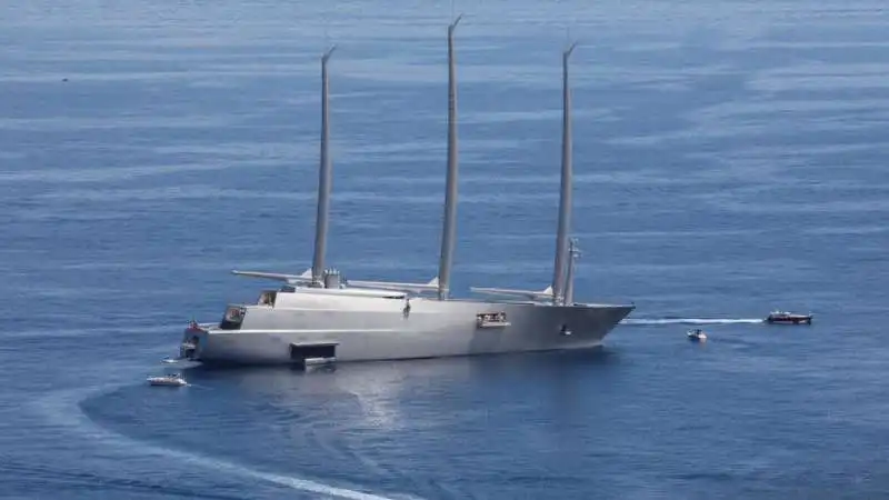 YACHT JEFF BEZOS