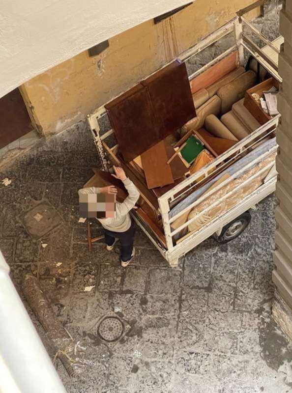 abusivi occupano casa di una 90enne a napoli 3