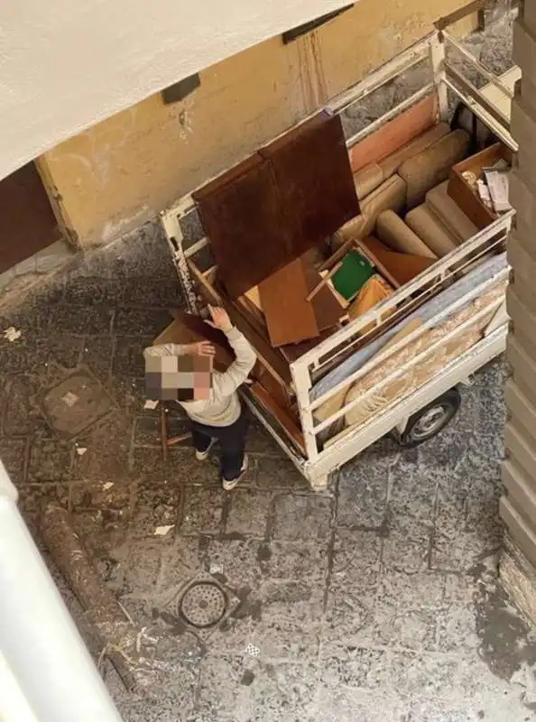 abusivi occupano casa di una 90enne a napoli   3