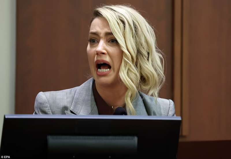 Amber Heard sul banco dei testimoni