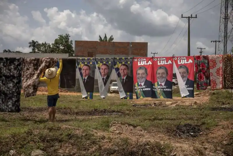 Ambulante vende asciugamani con Lula e Bolsonaro