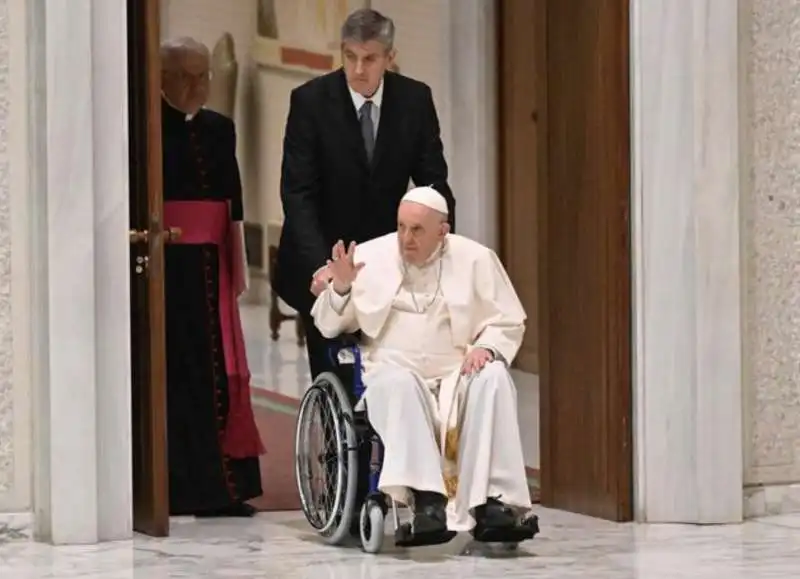 bergoglio in carrozzina   2