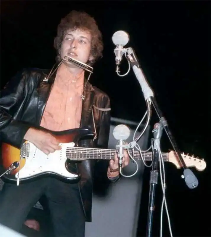 BOB DYLAN AL Newport Folk Festival CON LA CHITARRA ELETTRICA 