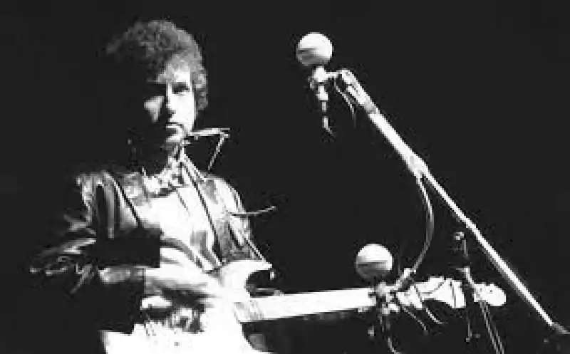 BOB DYLAN AL Newport Folk Festival CON LA CHITARRA ELETTRICA 