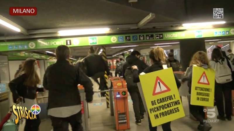 borseggiatrici in azione a milano 6