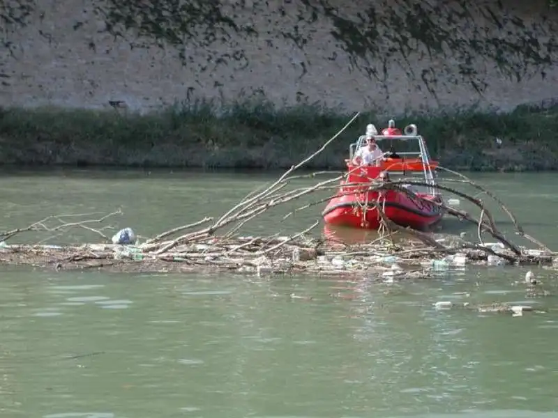 cadavere ritrovato nel tevere  