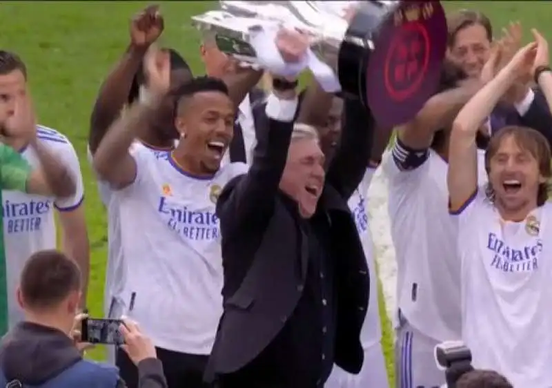 carlo ancelotti real madrid vince la liga 2022 4