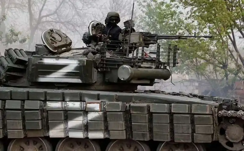 carro armato russo  con la z sul fianco in ucraina