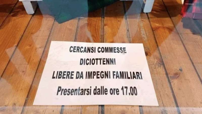 CARTELLO ESPOSTO DA UN COMMERCIANTE DI ASIAGO