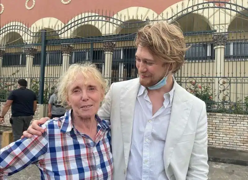 claire denis e joe alwyn sul set di stars at noon 