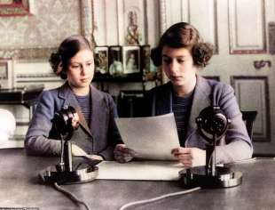 da sinistra la principessa margaret e elisabetta ii nella sua prima trasmissione per la bbc 13 ottobre 1940