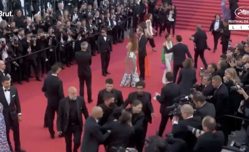 donna nuda sul red carpet di cannes   3