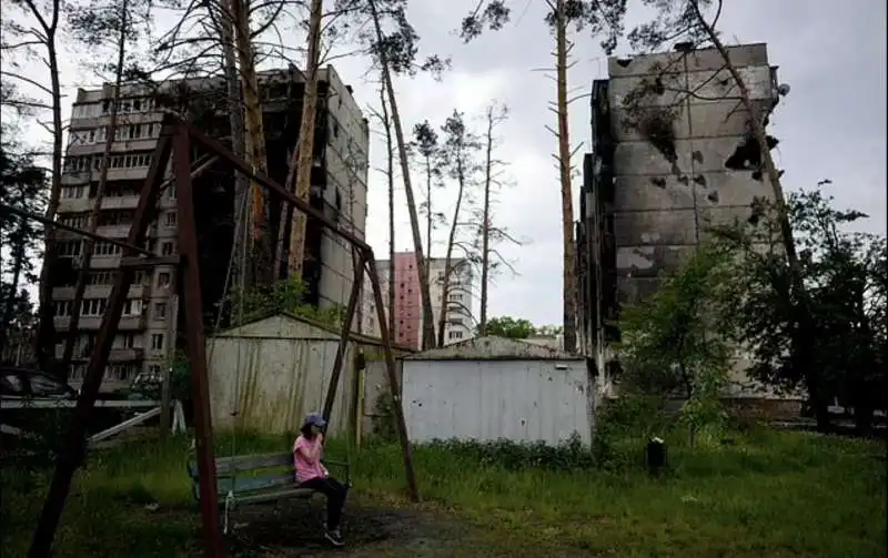 edifici distrutti durante gli attacchi nella periferia di irpin, kiev