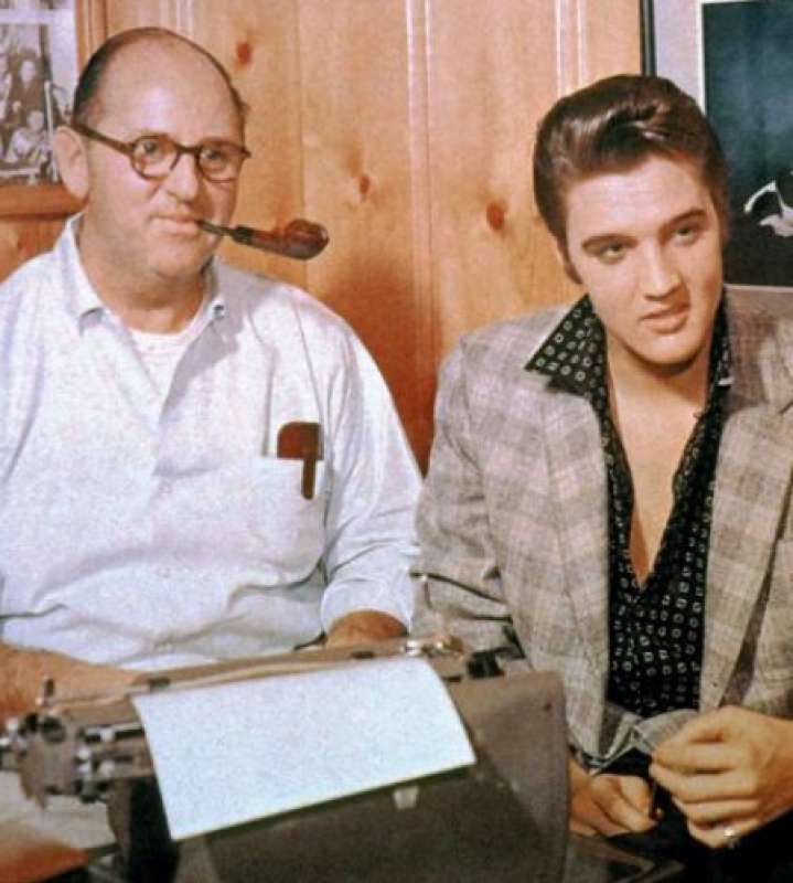 elvis con il suo manager il colonnello tom parkr