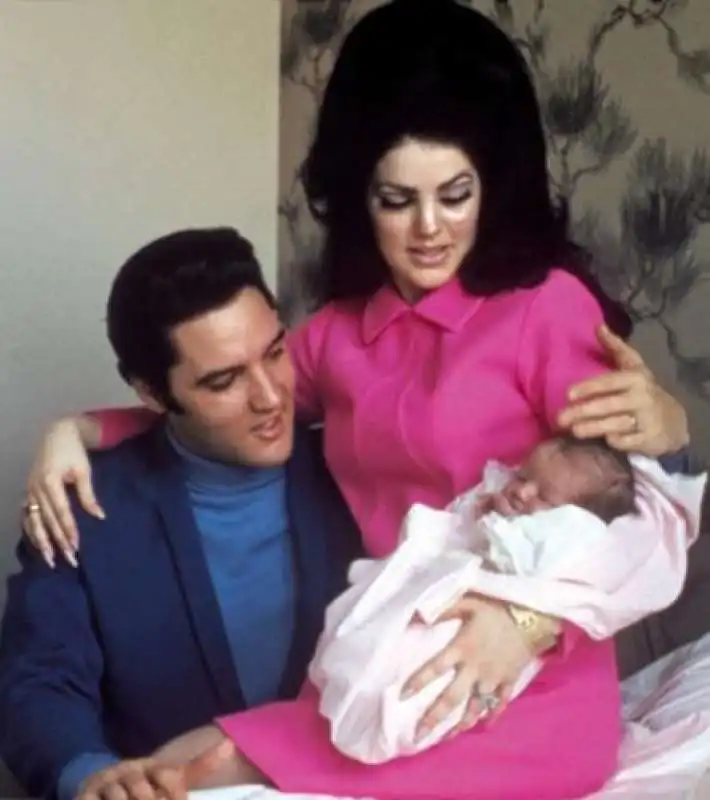 elvis presley e priscilla con la piccola lisa marie 