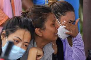 familiari dei passeggeri dell aereo scomparso in nepal