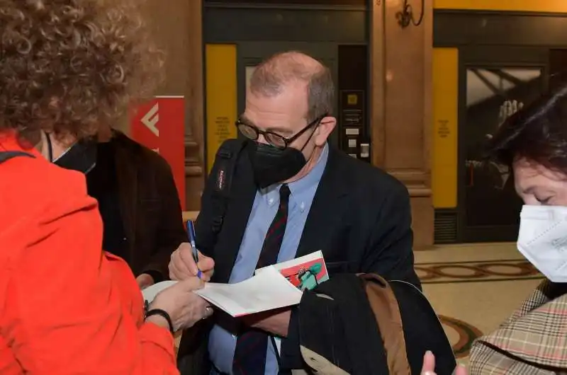 filippo ceccarelli firma le copie del libro