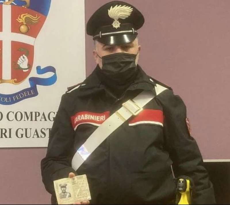 finto tesserino da carabiniere