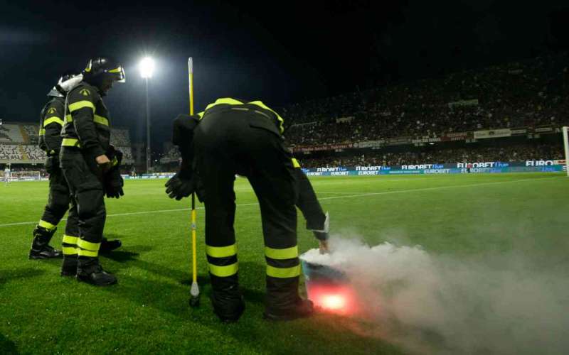 fumogeni in campo durante salernitana udinese 2