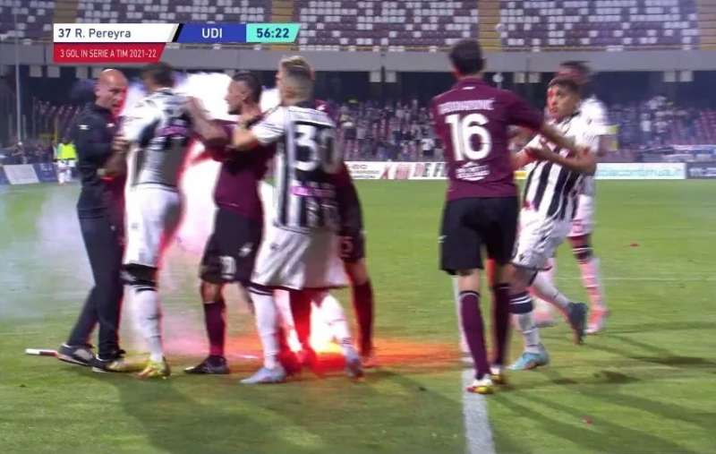 fumogeni in campo durante salernitana udinese 3