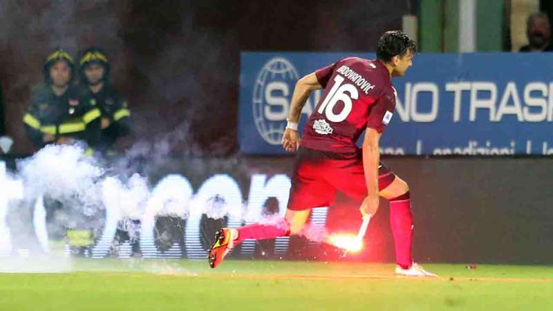 fumogeni in campo durante salernitana udinese 4