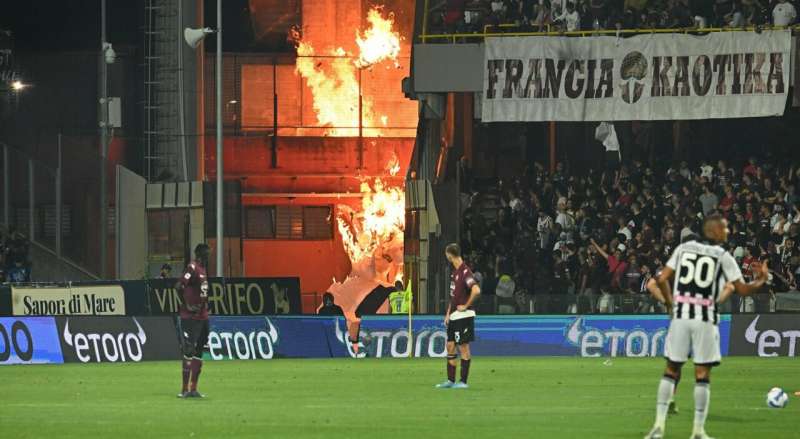 fumogeni in campo durante salernitana udinese 5