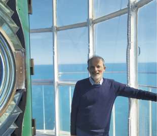 gaetano serafino in cima alla torre del faro di san cataldo