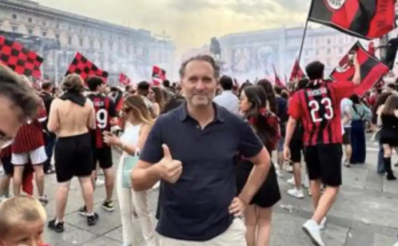 GERRY CARDINALE IN PIAZZA A FESTEGGIARE IL MILAN