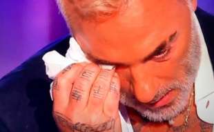 gianluca vacchi si commuove a domenica in