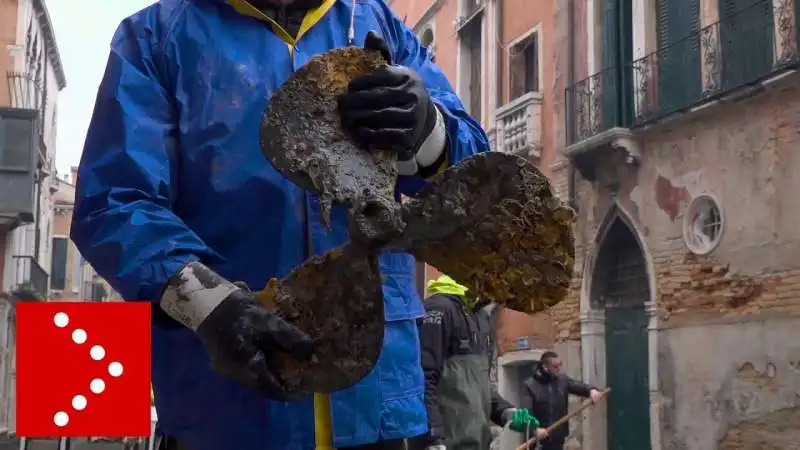 gondolieri sub ripuliscono i canali di venezia 1