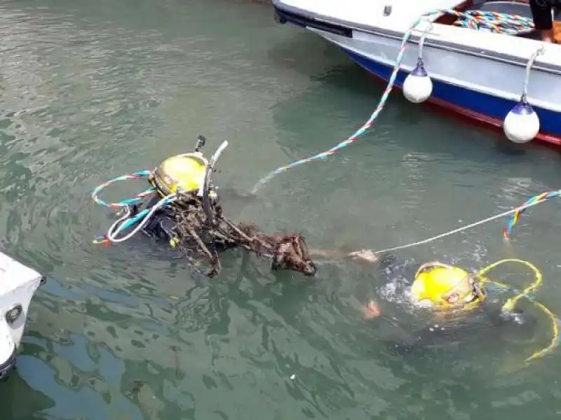 gondolieri sub ripuliscono i canali di venezia 11