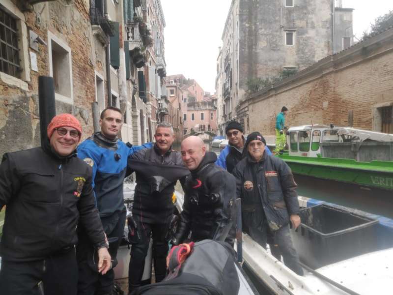 gondolieri sub ripuliscono i canali di venezia 15