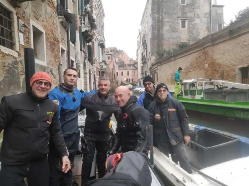 gondolieri sub ripuliscono i canali di venezia 15