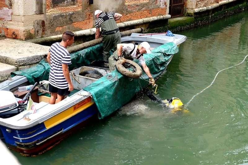 gondolieri sub ripuliscono i canali di venezia 18