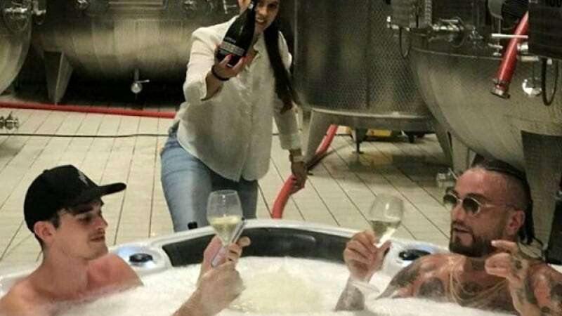 GUE PEQUENO E Sinnaggaghiri FANNO IL BAGNO NEL PROSECCO