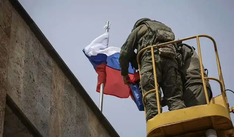 igor zakharevich (l), sindaco di debaltseve nominato militante, dispone le bandiere della russia e dell autoproclamata repubblica popolare di donetsk 