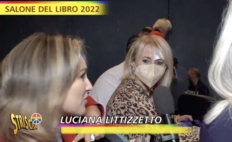 il servizio di striscia la notizia dal salone del libro di torino   4