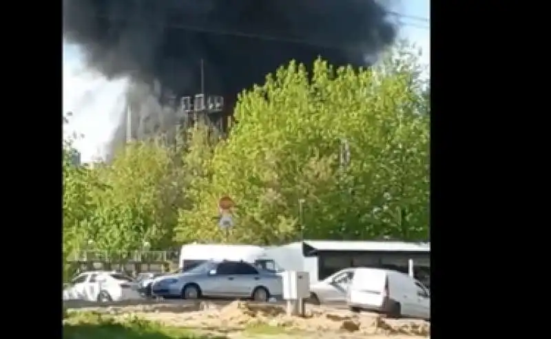 incendio al centro aerospaziale zhukovsky di mosca  