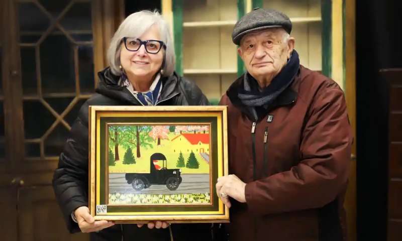 Irene e Tony Demas con il dipinto di Maud Lewis