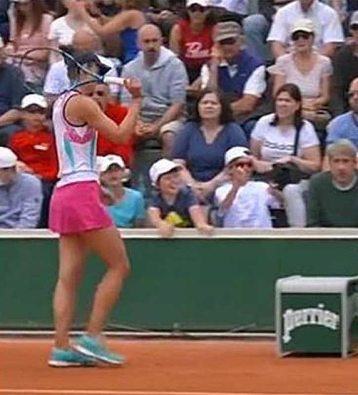 irina begu lancia la racchetta