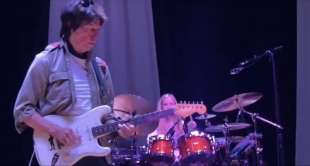 jeff beck suona "isolation" con johnny depp