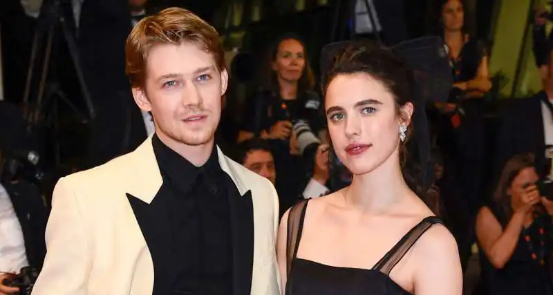 joe alwyn e margaret qualley a cannes 