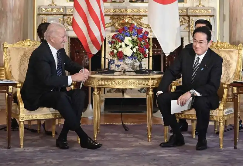 joe biden e fumio kishida a tokyo 