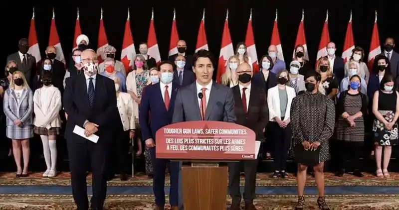 justin trudeau annuncia stretta sulle armi 