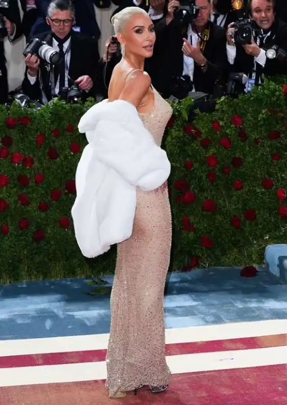 kim kardashian con il vestito di marilyn al met gala 2