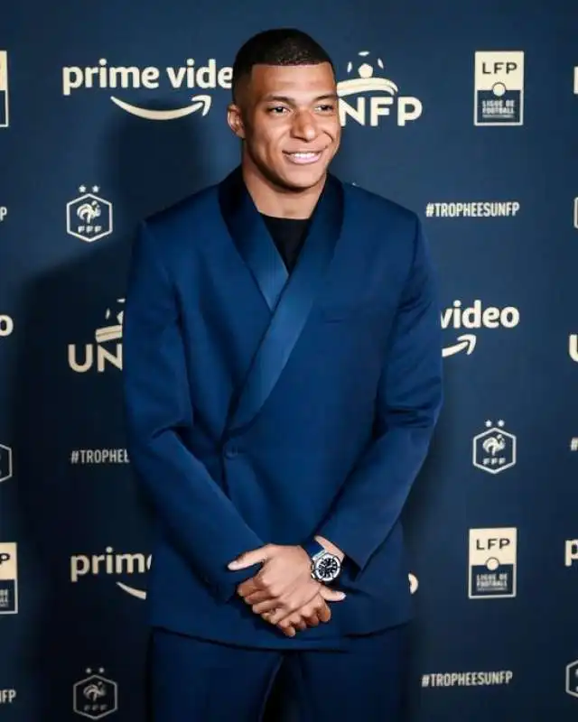 kylian mbappe alla premiazione del miglior giocatore di francia 