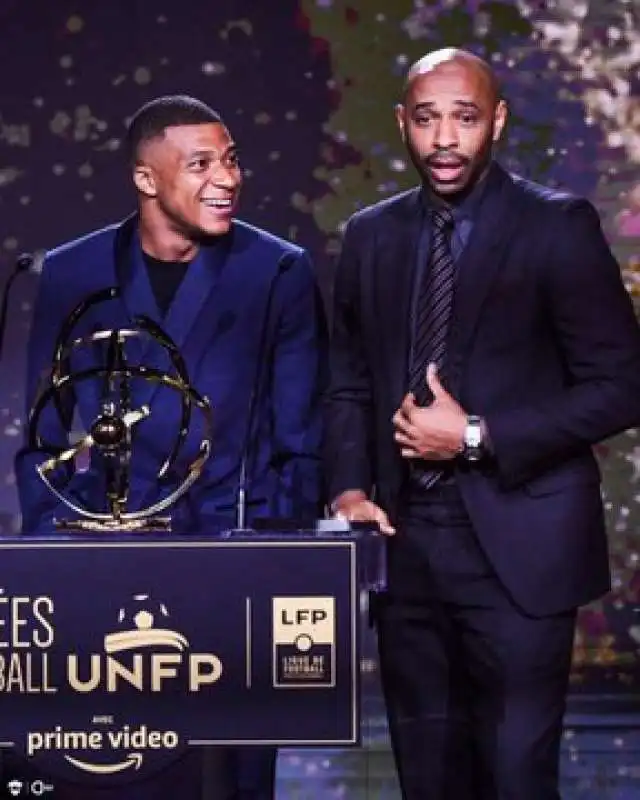 kylian mbappe alla premiazione del miglior giocatore di francia 