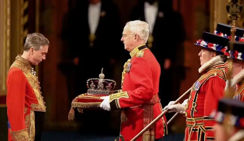 la corona della regina al queen's speech 03