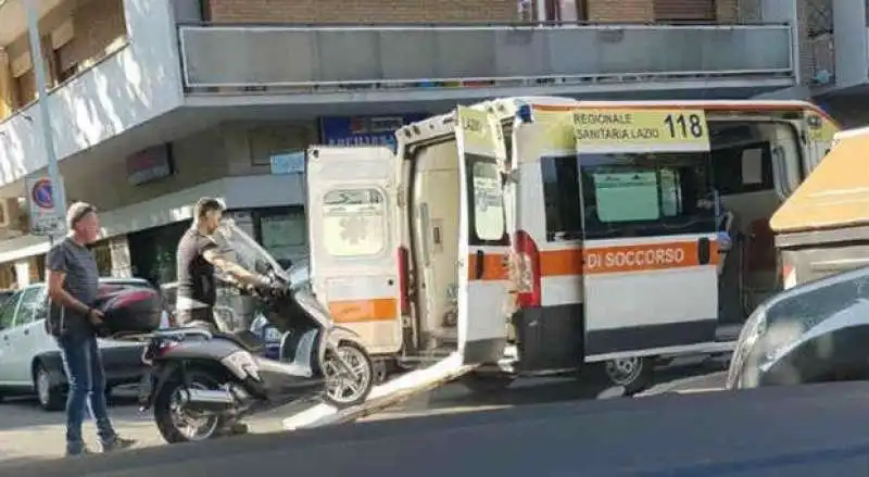 LA FOTO DELL INFERMIERE CHE CARICA UN MOTORINO IN AMBULANZA